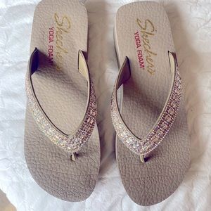 Skechers yoga foam rhinestone flip flops 10